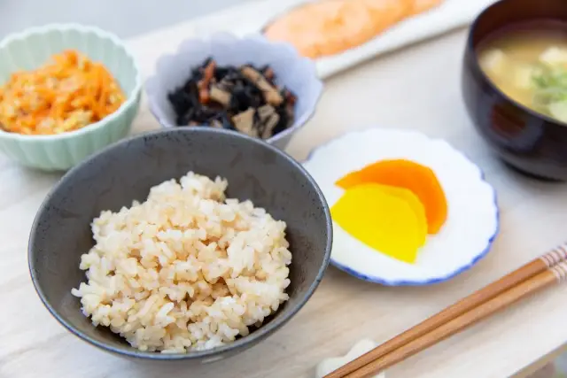 ダイエット中の食事メニュー。理想は一汁三菜の和定食。ダイエット中は主菜・副菜・サラダをバランスよく摂れる食事メニューがおすすめ