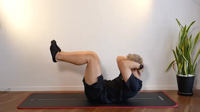 腹筋上部を鍛えるトレーニングを行う金子トレーナー